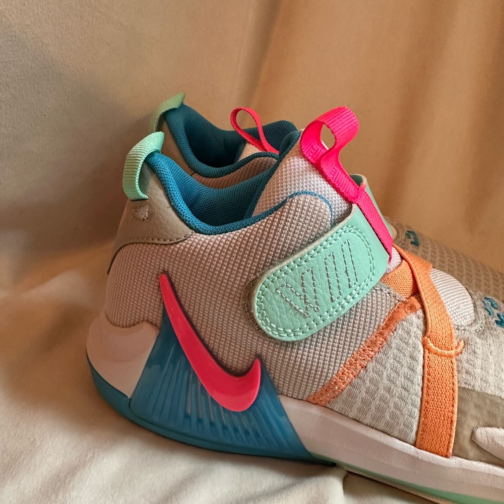 LeBron Witness VII - Picture 2 of 3